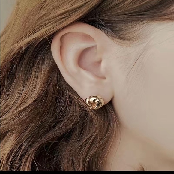 My favorite style earrings from the 80s. Gold tone knots. - Picture 3 of 3